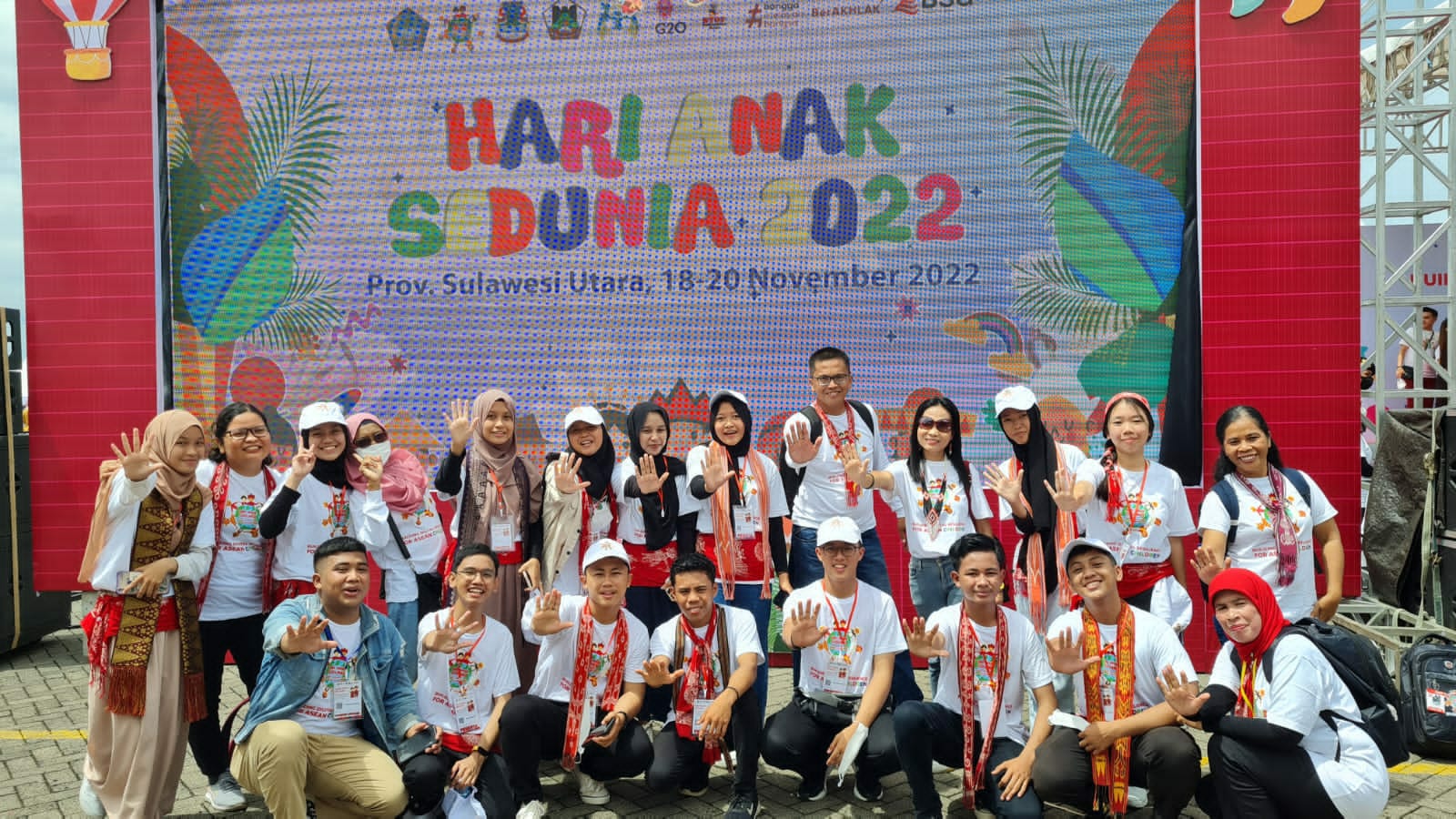 Perwakilan Forum Anak Kabupaten Sanggau bersama Delegasi Forum Anak Provinsi Kalimantan Barat Mengikuti Kegiatan Perayaan Hari Anak Sedunia di Provinsi Sulawesi Utara