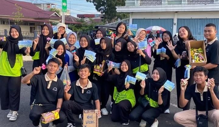 Semarak Hari Anak Sedunia, Forum Anak Sanggau Bagikan Handflag di Taman Arongk Belopa